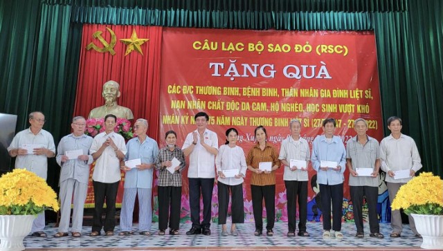 TỔNG THƯ KÝ QUỐC HỘI BÙI VĂN CƯỜNG VÀ CLB SAO ĐỎ TRAO QUÀ CHO CÁC THƯƠNG BINH VÀ THÂN NHÂN GIA ĐÌNH LIỆT SỸ